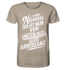 Niveau sieht nur von unten aus wie Arroganz - Organic Shirt - Unisex-Shirts (Desert Dust, XS, ) - GruemArt